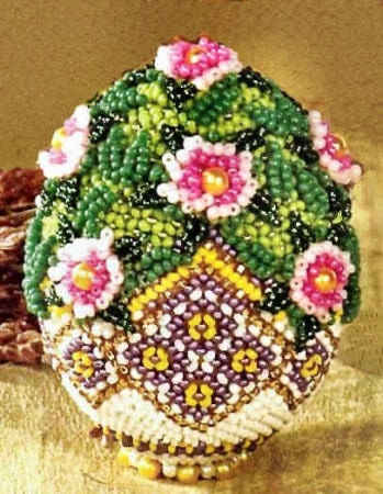 Сувенирное яйцо из бисера. Кашпо с цветами
